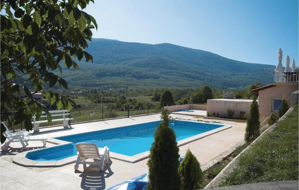 Bazén v ubytovaní 7 Bedroom Pet Friendly Home In Crni Kal alebo v jeho blízkosti