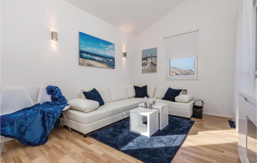 Część wypoczynkowa w obiekcie 2 Bedroom Beautiful Apartment In Pag