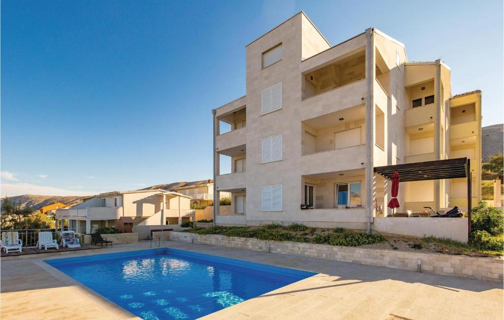 Basen w obiekcie 2 Bedroom Beautiful Apartment In Pag lub w pobliżu