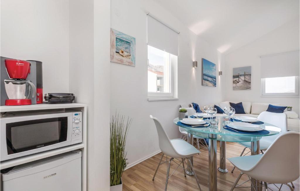 Kuchnia lub aneks kuchenny w obiekcie 2 Bedroom Beautiful Apartment In Pag