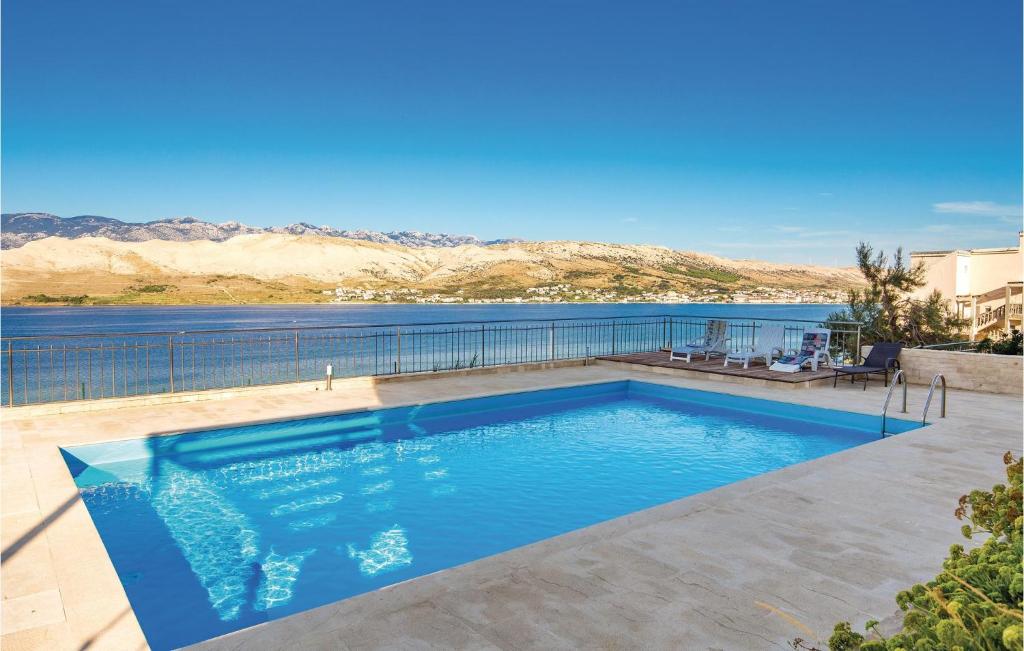 basen z widokiem na wodę w obiekcie 2 Bedroom Beautiful Apartment In Pag w mieście Pag