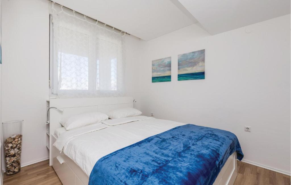 Łóżko lub łóżka w pokoju w obiekcie 2 Bedroom Beautiful Apartment In Pag