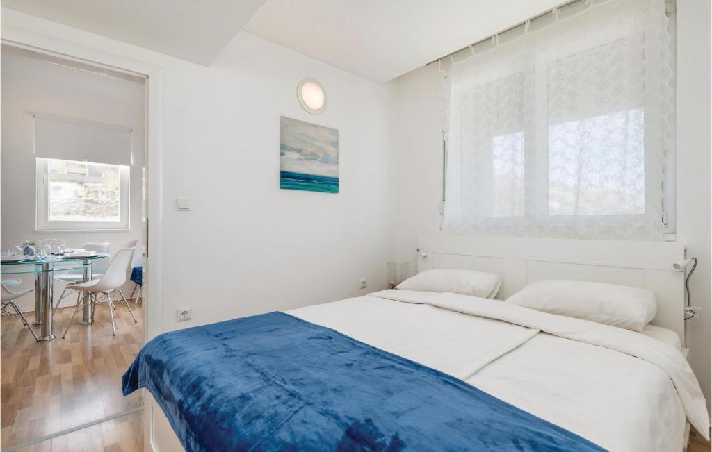 Łóżko lub łóżka w pokoju w obiekcie 2 Bedroom Beautiful Apartment In Pag