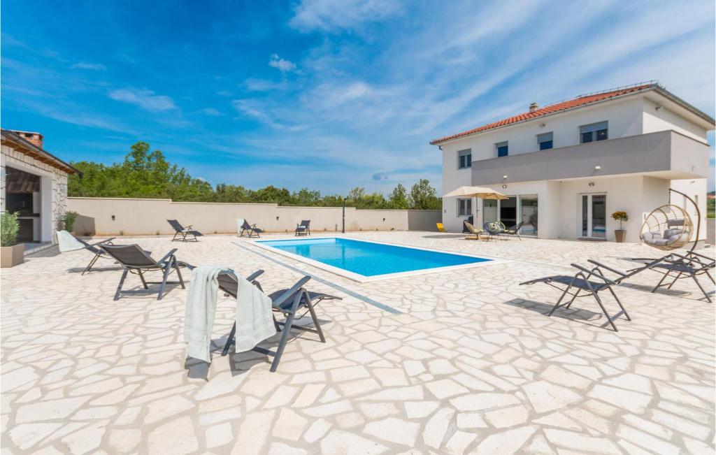 Bazén v ubytovaní 4 Bedroom Cozy Home In Donja Jagodnja alebo v jeho blízkosti