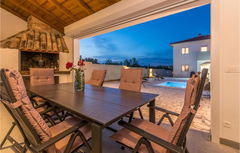 Balkón alebo terasa v ubytovaní 4 Bedroom Cozy Home In Donja Jagodnja