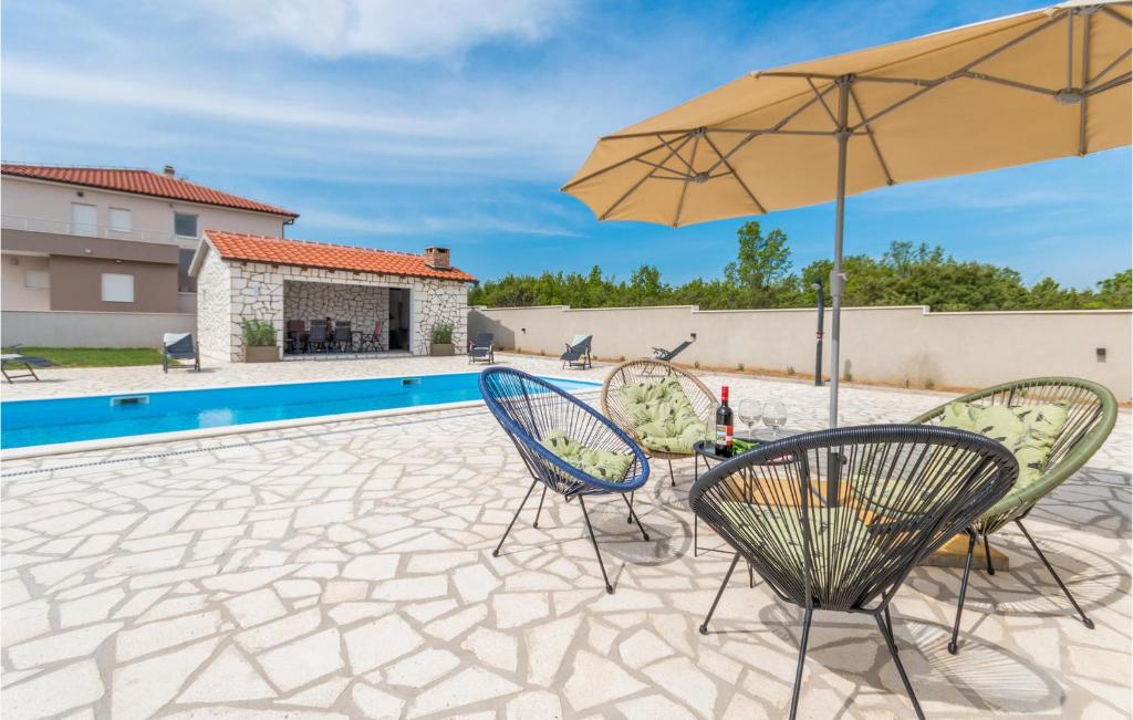 Bazén v ubytovaní 4 Bedroom Cozy Home In Donja Jagodnja alebo v jeho blízkosti