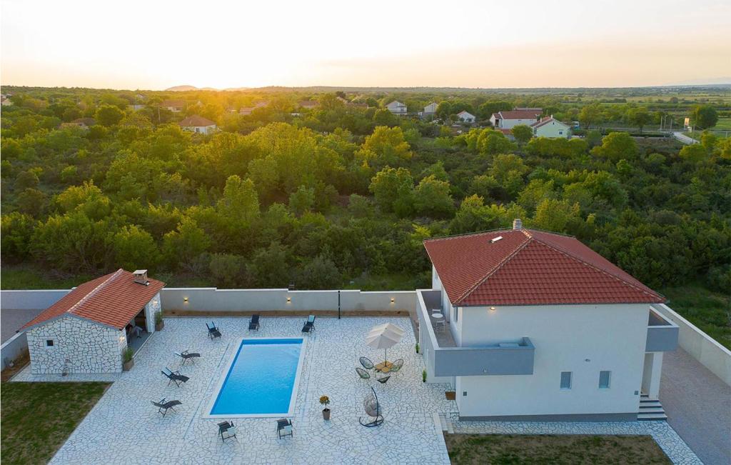 Bazén v ubytovaní 4 Bedroom Cozy Home In Donja Jagodnja alebo v jeho blízkosti