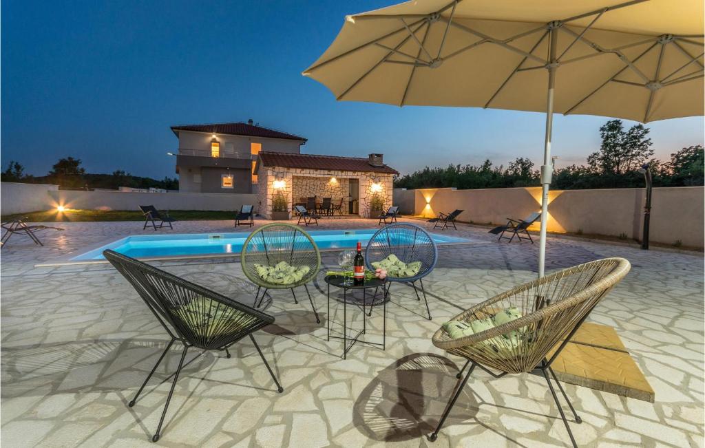 Bazén v ubytovaní 4 Bedroom Cozy Home In Donja Jagodnja alebo v jeho blízkosti
