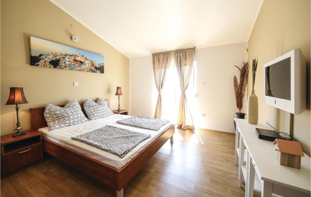 Posteľ alebo postele v izbe v ubytovaní Holiday Home Okrug Gornji 73 With Outdoor Swimmingpool