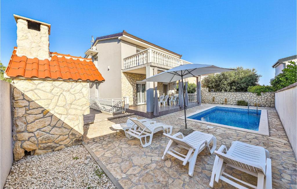 Bazén v ubytovaní Holiday Home Okrug Gornji 73 With Outdoor Swimmingpool alebo v jeho blízkosti