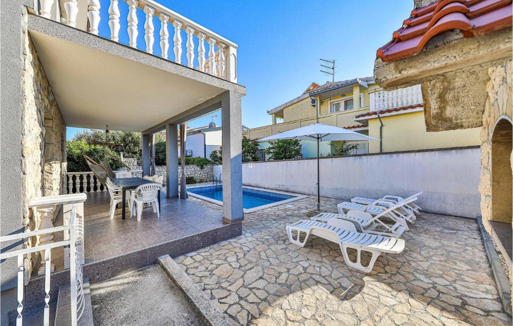 Bazén v ubytovaní Holiday Home Okrug Gornji 73 With Outdoor Swimmingpool alebo v jeho blízkosti