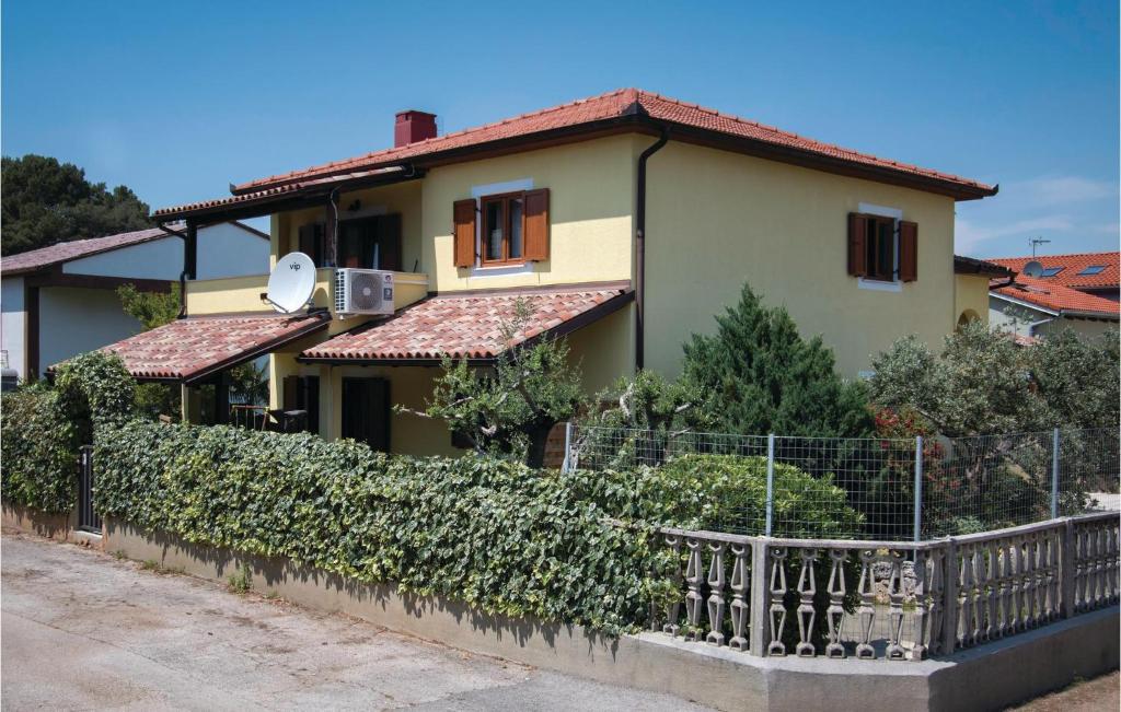 dom z płotem przed nim w obiekcie Stunning Home In Pula With Wifi w Puli