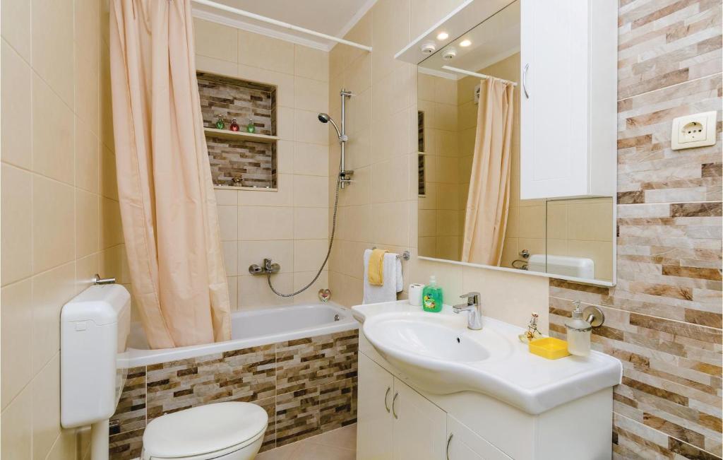 Kúpeľňa v ubytovaní Three-Bedroom Apartment In Slano