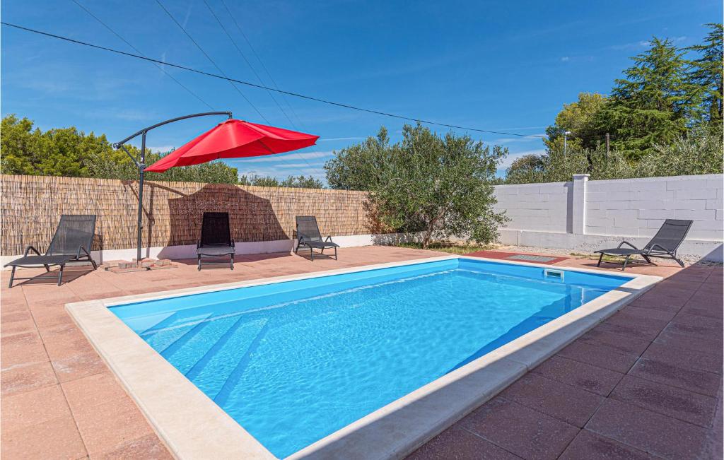 Bazén v ubytování One-Bedroom Holiday Home In Bilice nebo v jeho okolí