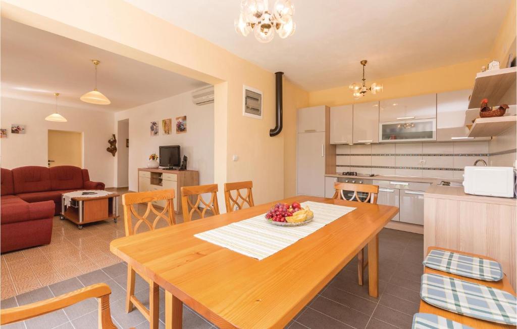 Kuchyňa alebo kuchynka v ubytovaní Four-Bedroom Holiday Home In Lisicic