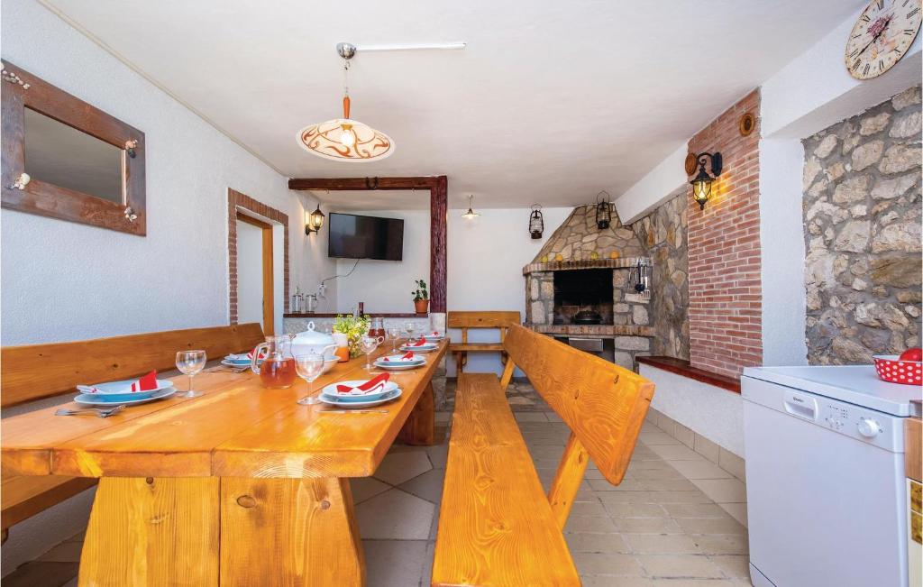 Kuchyň nebo kuchyňský kout v ubytování 4 Bedroom Cozy Home In Krizisce