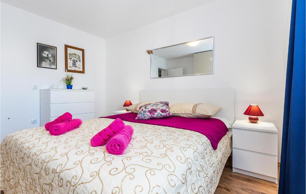 Postel nebo postele na pokoji v ubytování Three-Bedroom Apartment In Vodice