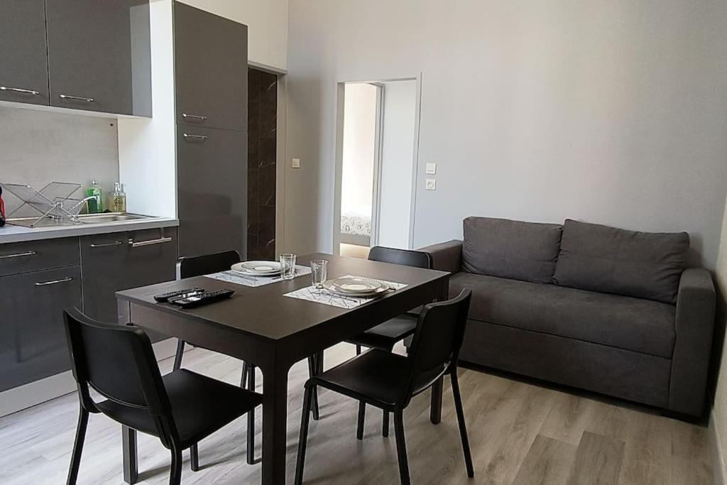 un salon avec une table et un canapé dans l'établissement Suite Beaulieu 5 - Charmant Appartement Moderne 2 ch- vue Cathédrale, à Angoulême