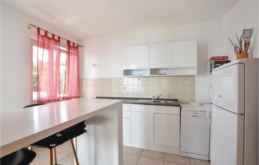 Kuchyňa alebo kuchynka v ubytovaní Holiday Home Balica Rat Bb Iii