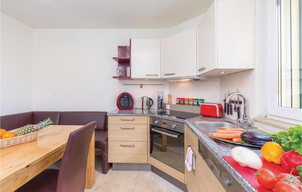 Kuchnia lub aneks kuchenny w obiekcie Nice Home In Rezanci With Wifi