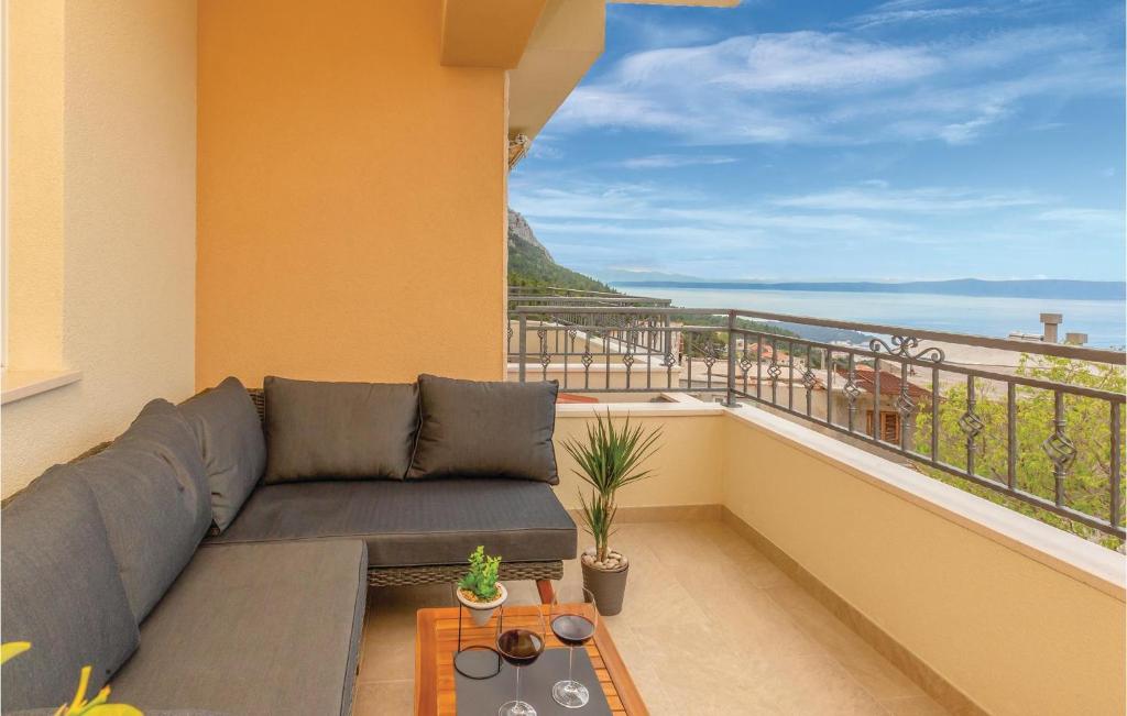 Three-Bedroom Apartment In Makarska