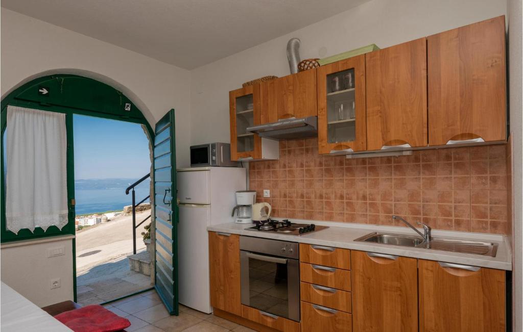 Kuchyň nebo kuchyňský kout v ubytování Holiday Home Makarska Puharici