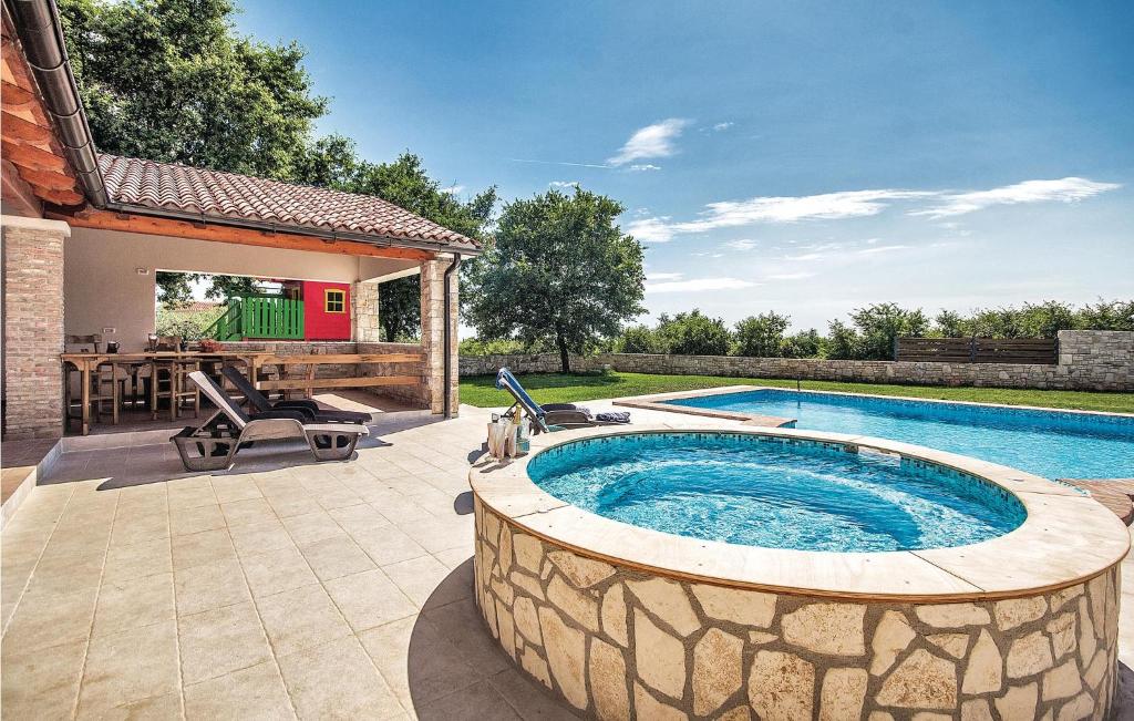 Bazén v ubytovaní Nice Home In Valtura With Jacuzzi alebo v jeho blízkosti