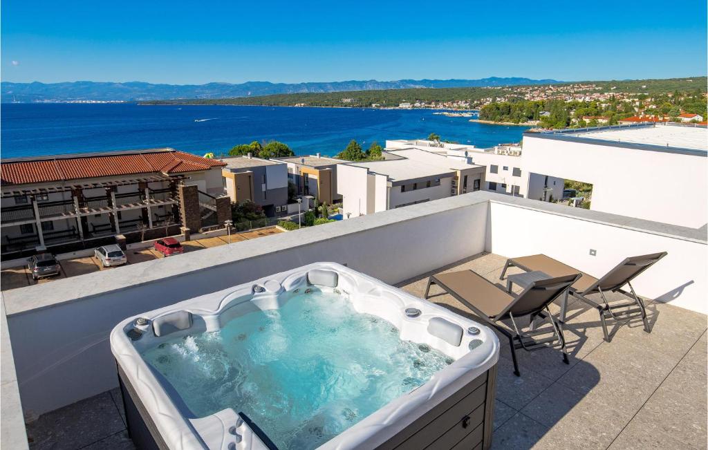 wanna z hydromasażem na balkonie z widokiem na wodę w obiekcie Beautiful Apartment In Malinska w mieście Malinska