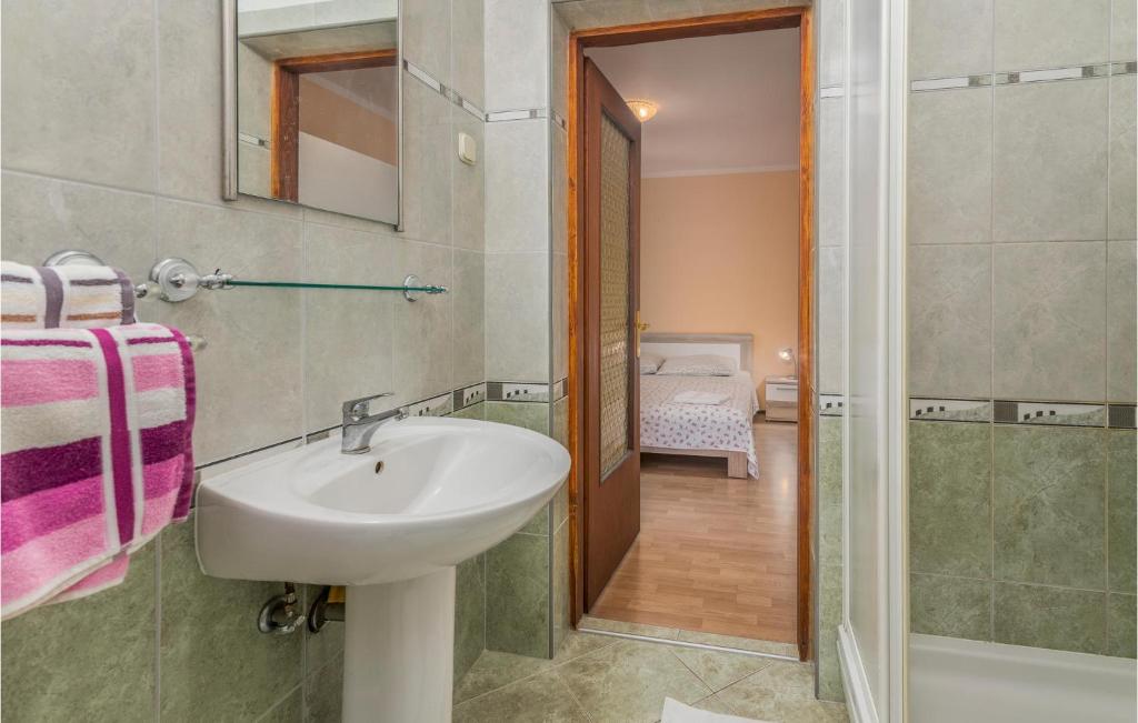 Kúpeľňa v ubytovaní Cozy Apartment In Mali Losinj
