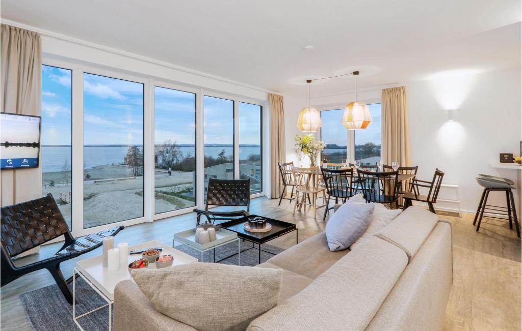 ein Wohnzimmer mit Sofa und Tisch in der Unterkunft Penthouse Deluxe in Lembruch