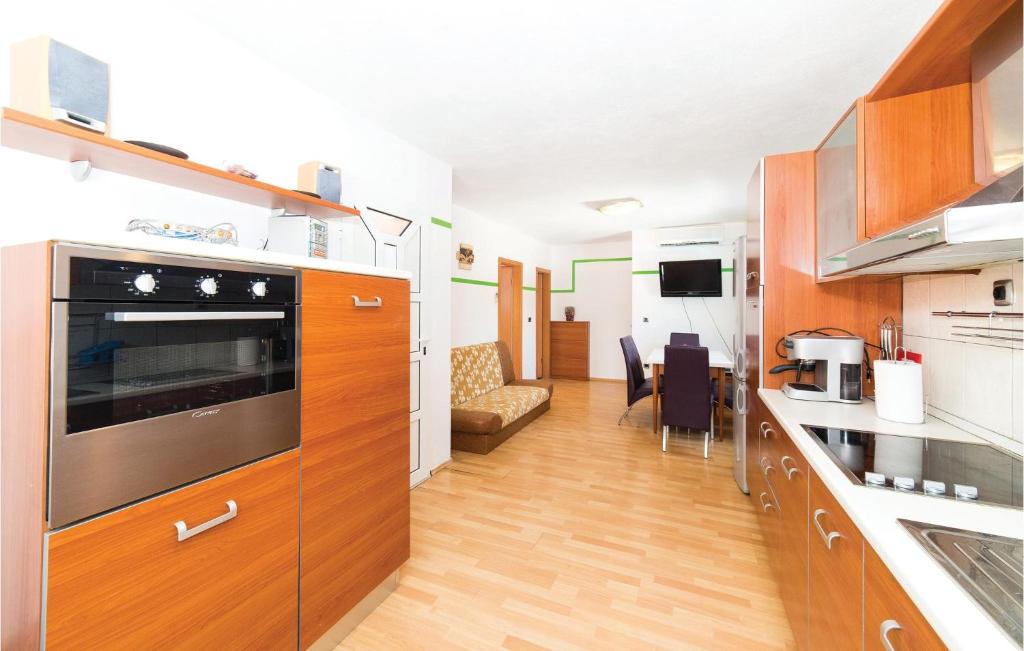 Kuchyň nebo kuchyňský kout v ubytování Holiday Home Okrug Donji With Sea View 05