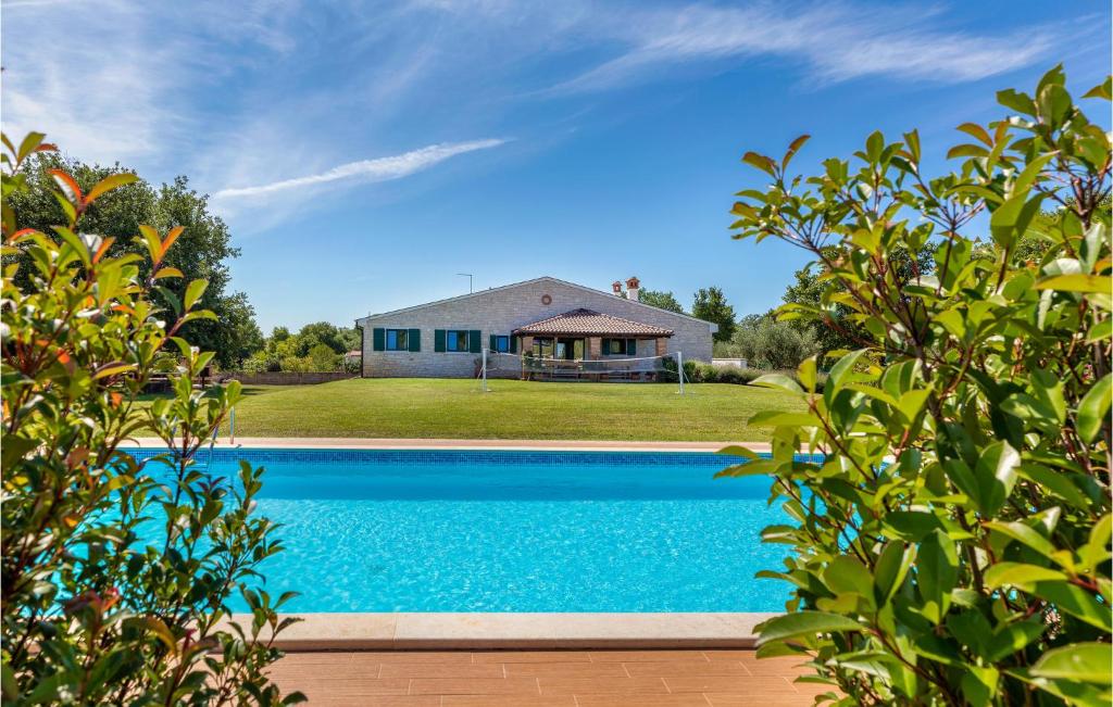 dom z basenem przed domem w obiekcie Lovely Home In Rovinj With Wifi w Rovinj