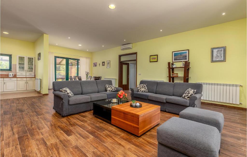 salon z 2 kanapami i stolikiem kawowym w obiekcie Lovely Home In Rovinj With Wifi w Rovinj