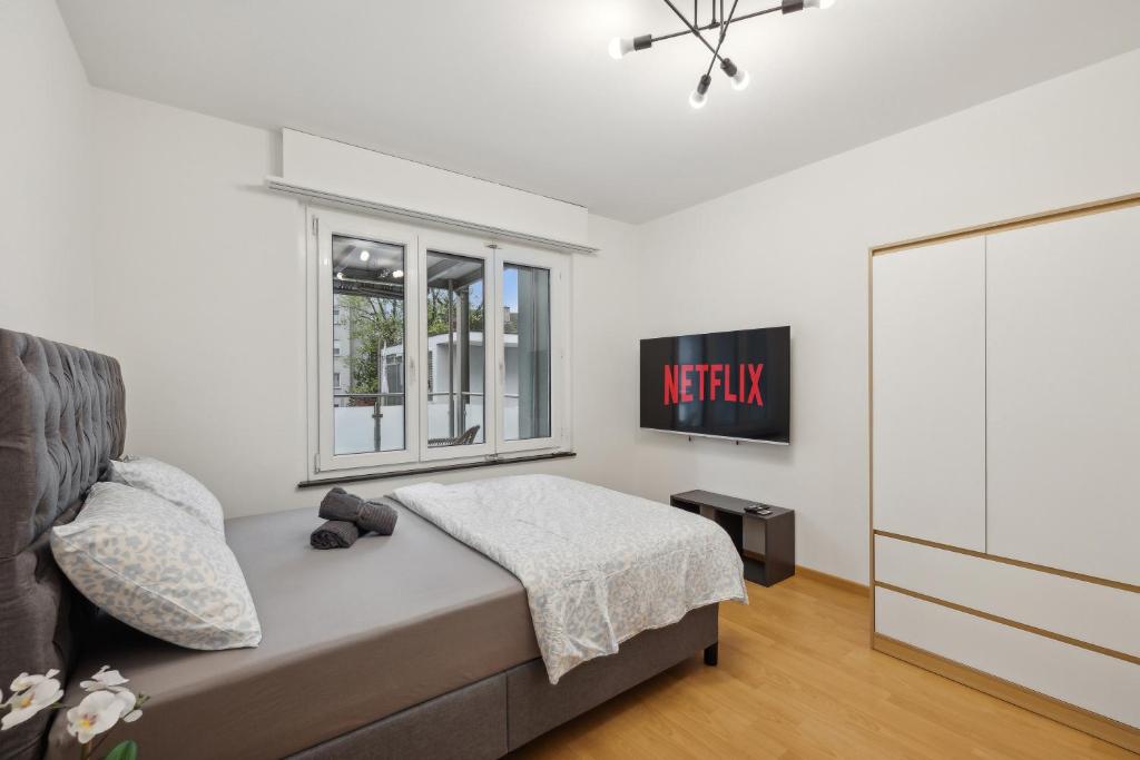 Giường trong phòng chung tại Pearlstay - City Center Workplace Balcony Washer