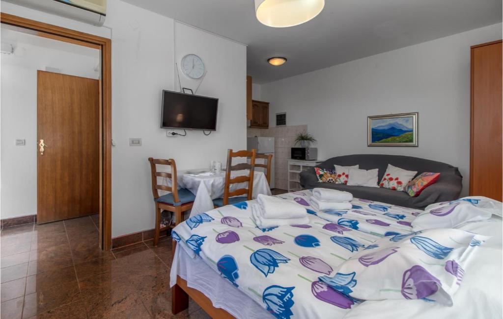 Posteľ alebo postele v izbe v ubytovaní Lovely Apartment In Jadranovo With Wifi