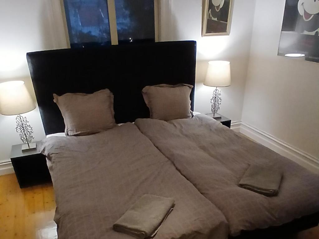 Postel nebo postele na pokoji v ubytování Stenrös Smögen Centralt, stora rum