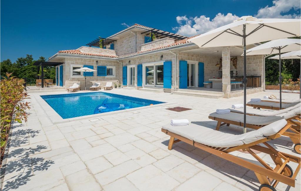 Πισίνα στο ή κοντά στο Cozy Home In Pifari With Wifi