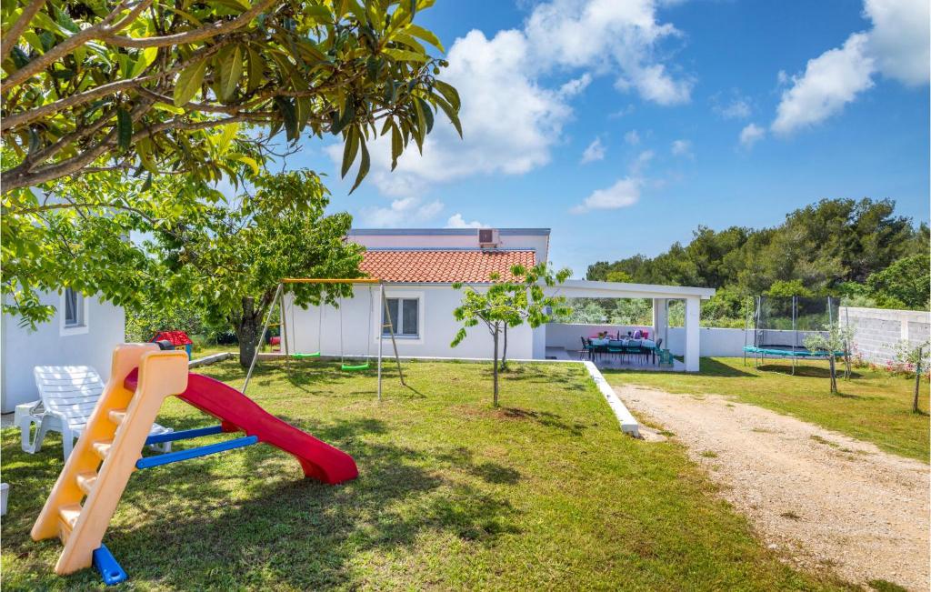 Zahrada ubytování Two-Bedroom Holiday Home In Fazana