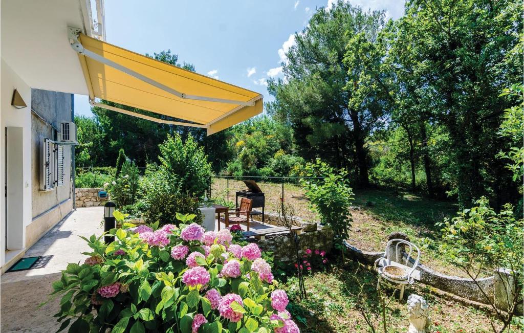 Vonkajšia záhrada v ubytovaní One-Bedroom Apartment Bosanka 08