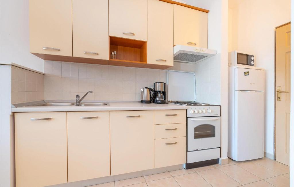 Kuchnia lub aneks kuchenny w obiekcie 5 Bedroom Lovely Home In Posedarje