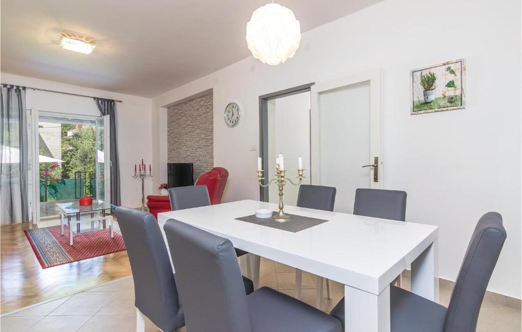 Posedenie v ubytovaní Awesome Home In Rovinj With Kitchen