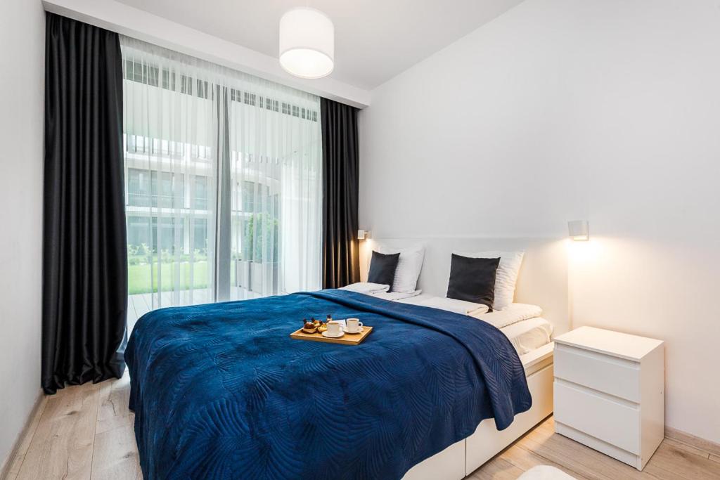 Un dormitorio con una cama con una bandeja de comida encima. en Stegna Amber Apartment, en Stegna