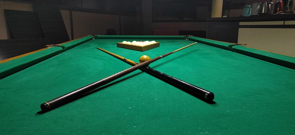 Biliár nebo kulečník v ubytování Areg Hotel