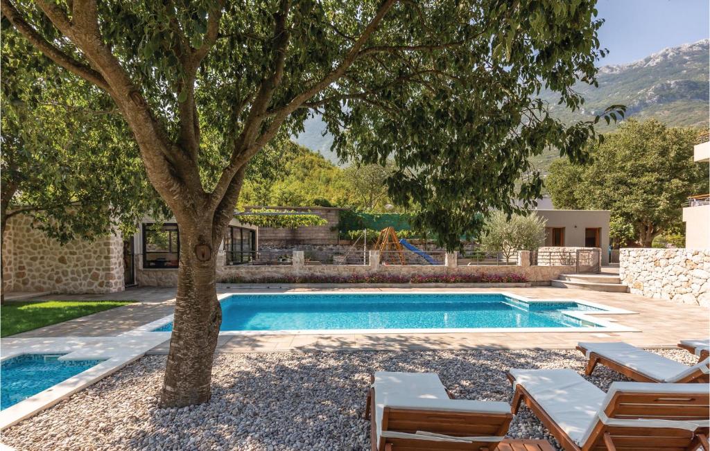 Bazén v ubytovaní Six-Bedroom Holiday Home In Zagvozd alebo v jeho blízkosti