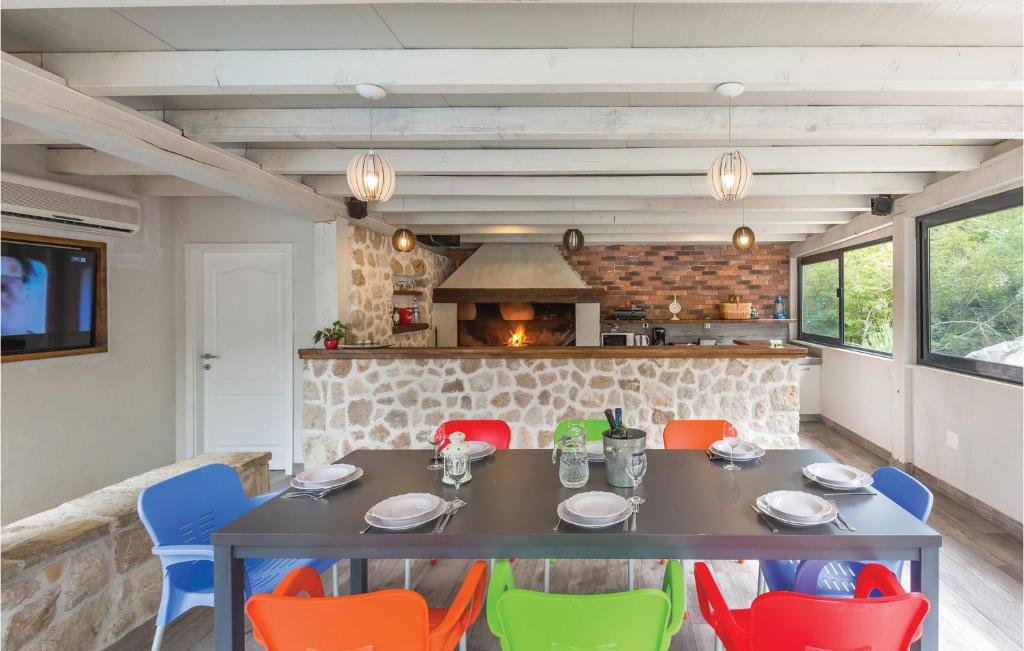 Posedenie v ubytovaní Six-Bedroom Holiday Home In Zagvozd