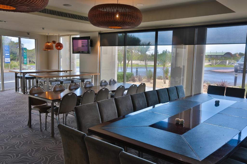 TV a/nebo společenská místnost v ubytování Lady Bay Resort