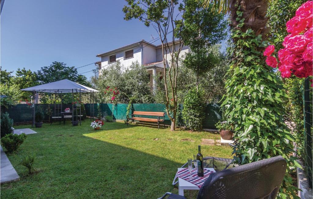 Vonkajšia záhrada v ubytovaní Awesome Home In Rovinj With Kitchen