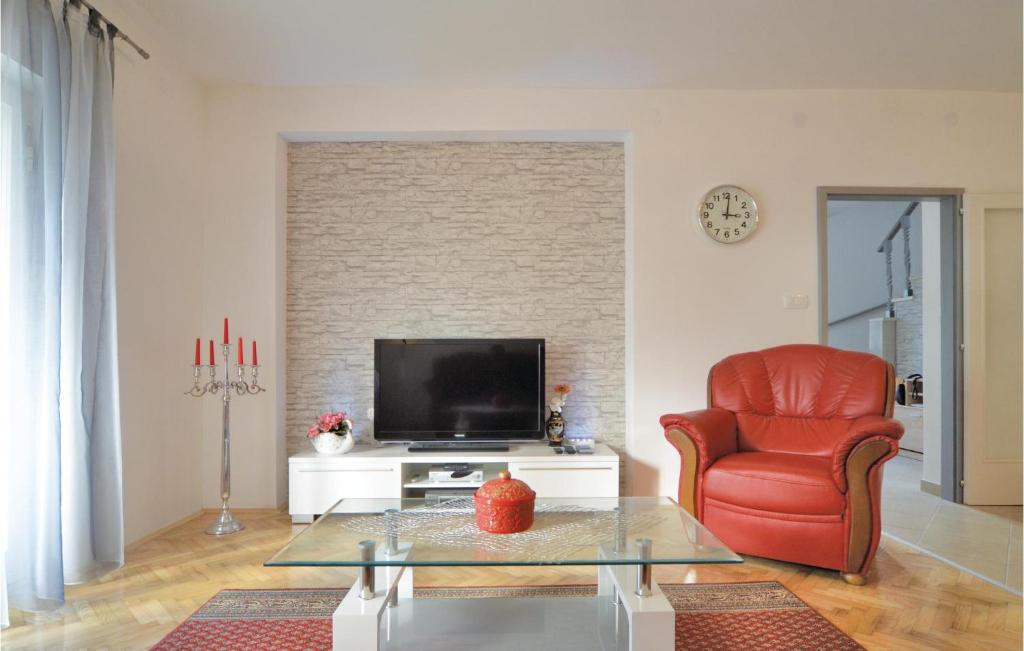 Televízia a/alebo spoločenská miestnosť v ubytovaní Awesome Home In Rovinj With Kitchen