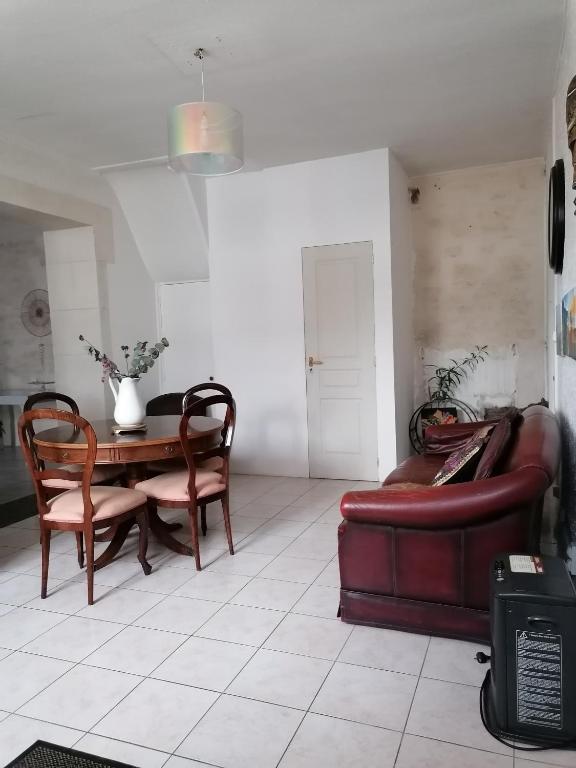 un salon avec un canapé et une table dans l'établissement Maison sansonnette, à Guérigny