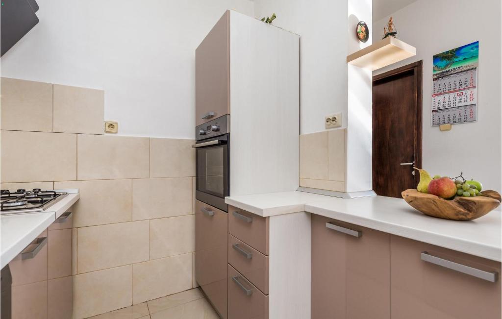 Kuchyňa alebo kuchynka v ubytovaní Stunning Apartment In Rijeka